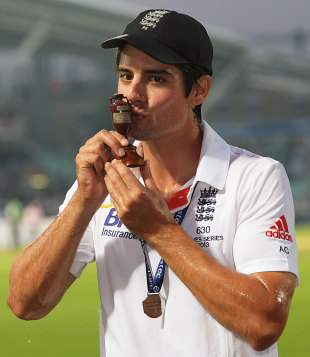 Alastair Cook kisses the urn, England v Australia, 5th Investec Test, The Oval, 5th day, August 25, 2013