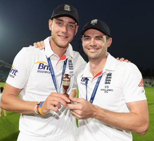 Stuart Broad and James Anderson hold the urn, England v Australia, 5th Investec Test, The Oval, 5th day, August 25, 2013