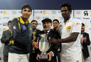 Angleo Mathews and Misbah-ul-Haq after sharing the series 1-1, Pakistan v Sri Lanka, 3rd Test, Sharjah, 5th day, January 20, 2014