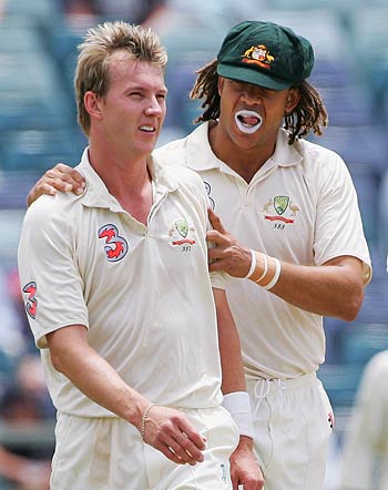 Brett Lee gets a word from Andrew Symonds | Photo | Global |  ESPNcricinfo.com