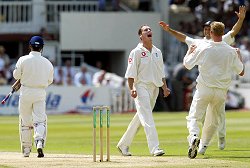 Jones dismisses Ratra - his first Test wicket